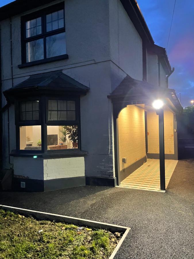 Cheerful 2 Bed House On Causeway Coastal Route With Parking Holiday home